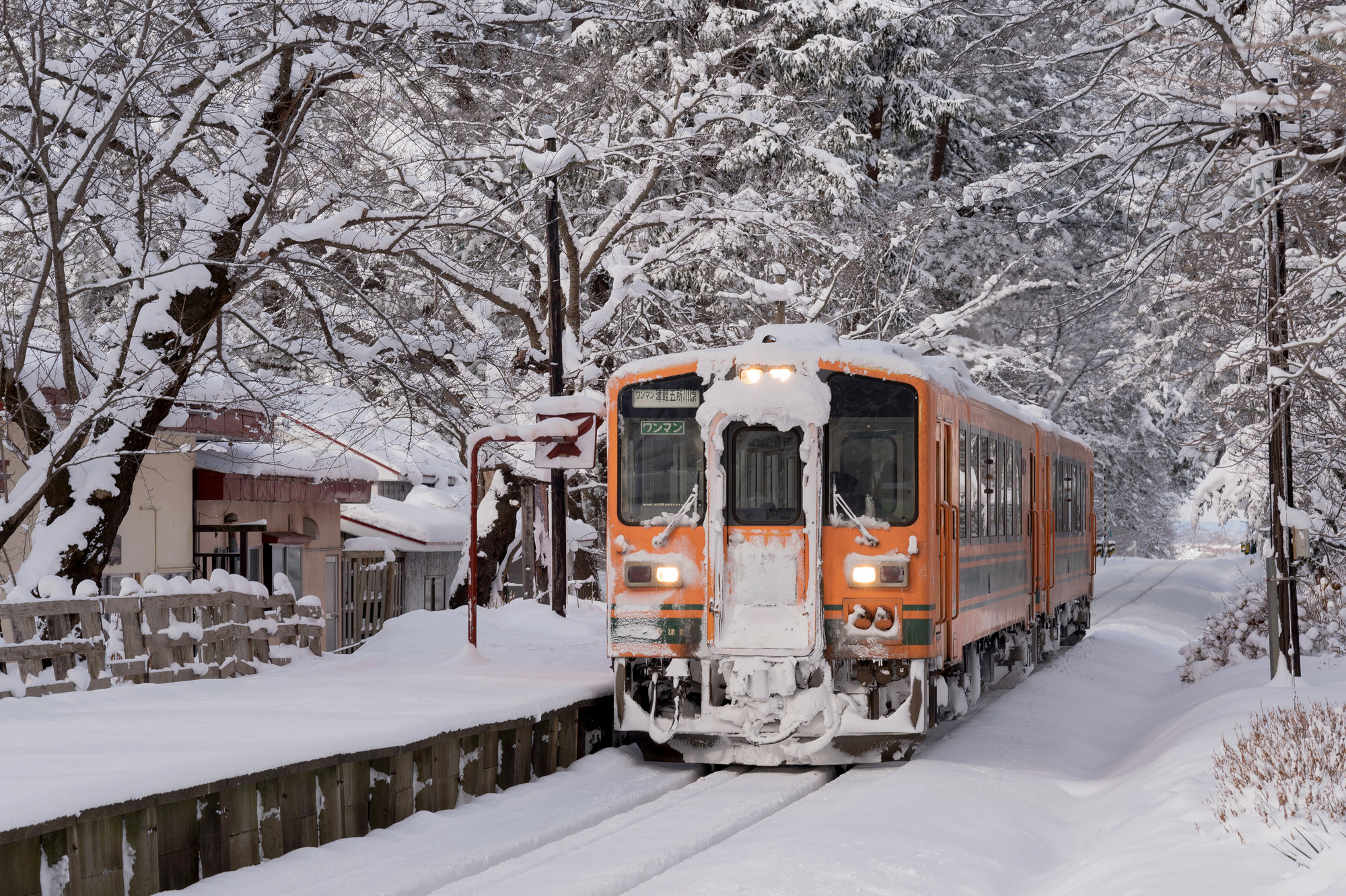 雪景色の中を走る津軽鉄道